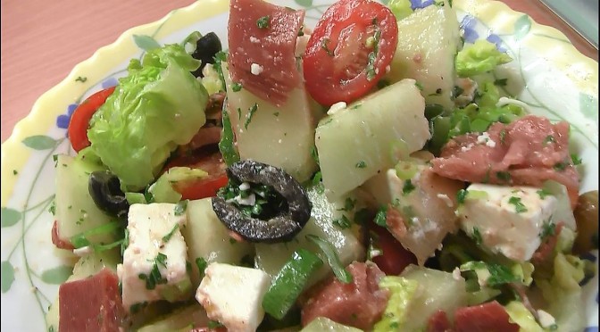 Mediterraner Melonensalat mit Serano Schinken und Feta Käse – ein sehr erfrischender Sommersalat